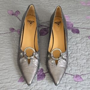 John Fluevog Truth Makena Key Ring Pump Silver Sz 10 Never Worn